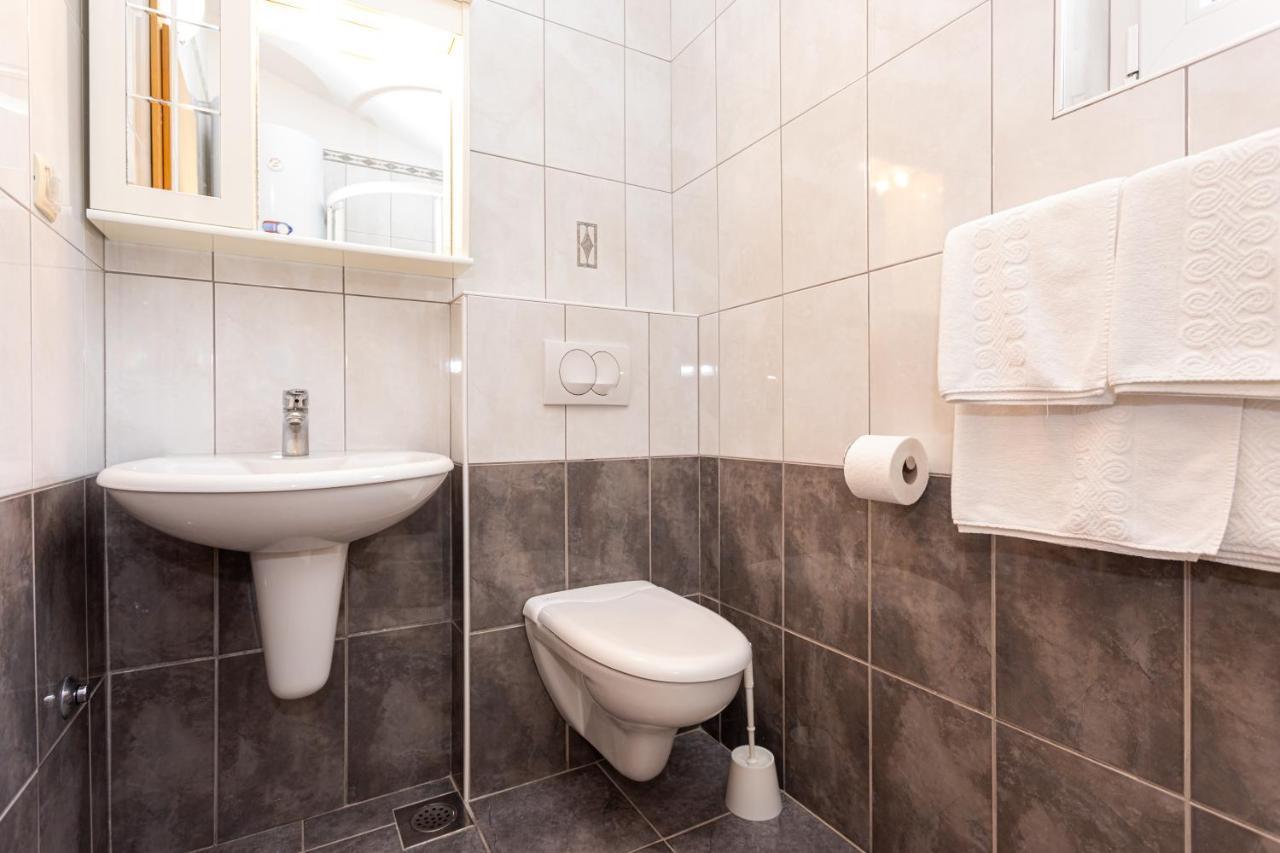 Apartments Crnekovic IV Baska  Ngoại thất bức ảnh