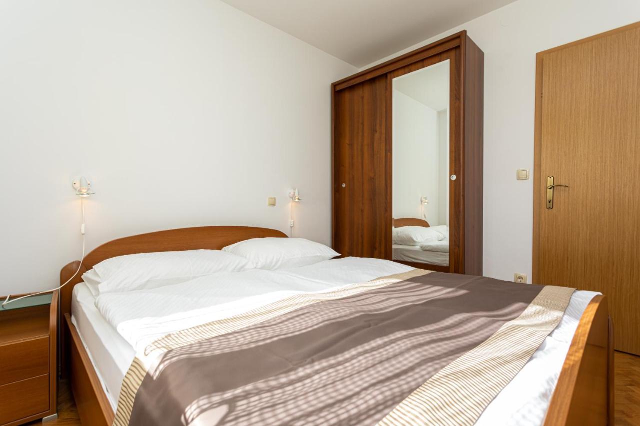 Apartments Crnekovic IV Baska  Ngoại thất bức ảnh