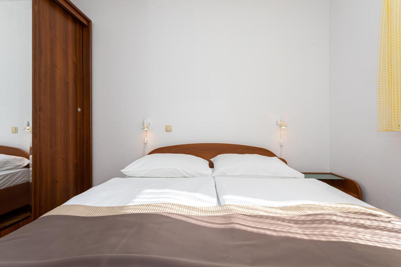Apartments Crnekovic IV Baska  Ngoại thất bức ảnh